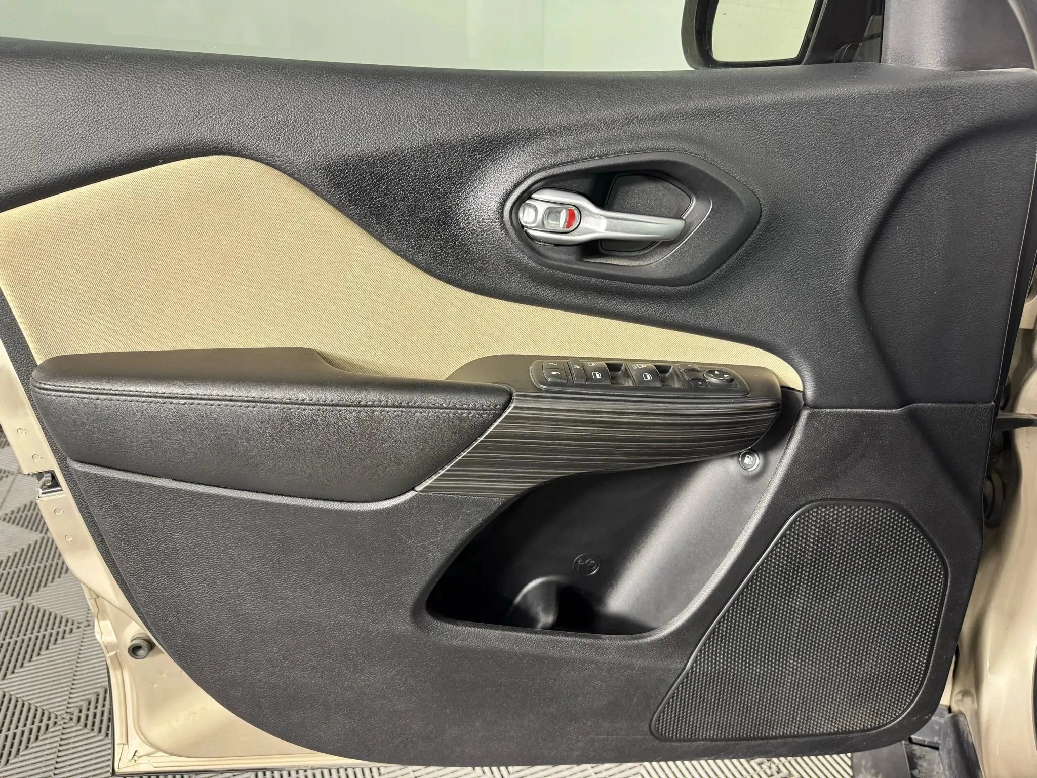 Used 2015 Jeep Cherokee Sport FWD image 33