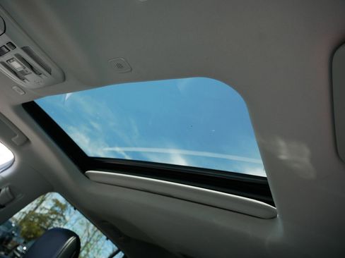 Used 2023 Toyota Highlander XLE AWD/4WD image 29