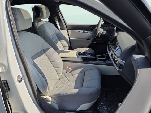 Certified 2023 BMW 760i xDrive AWD/4WD image 22