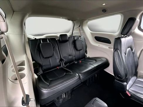 Used 2023 Chrysler Pacifica Touring-L image 23