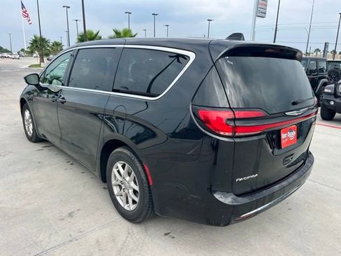 Used 2024 Chrysler Pacifica Touring-L FWD image 4