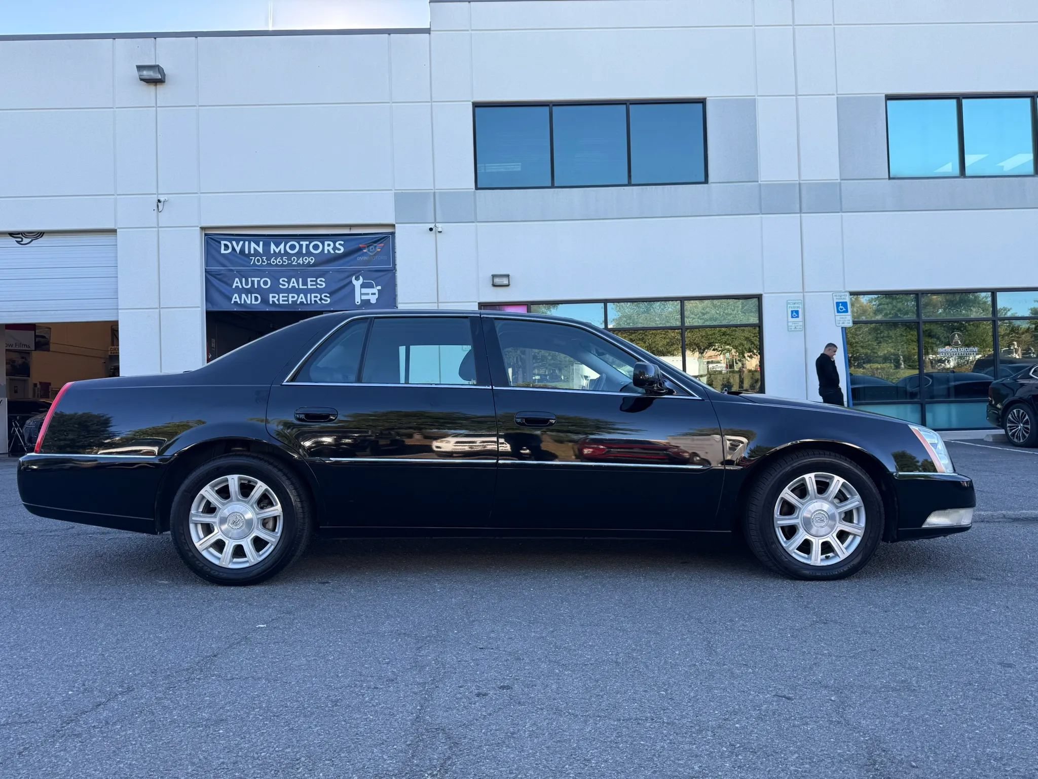 Used 2011 Cadillac DTS FWD image 3