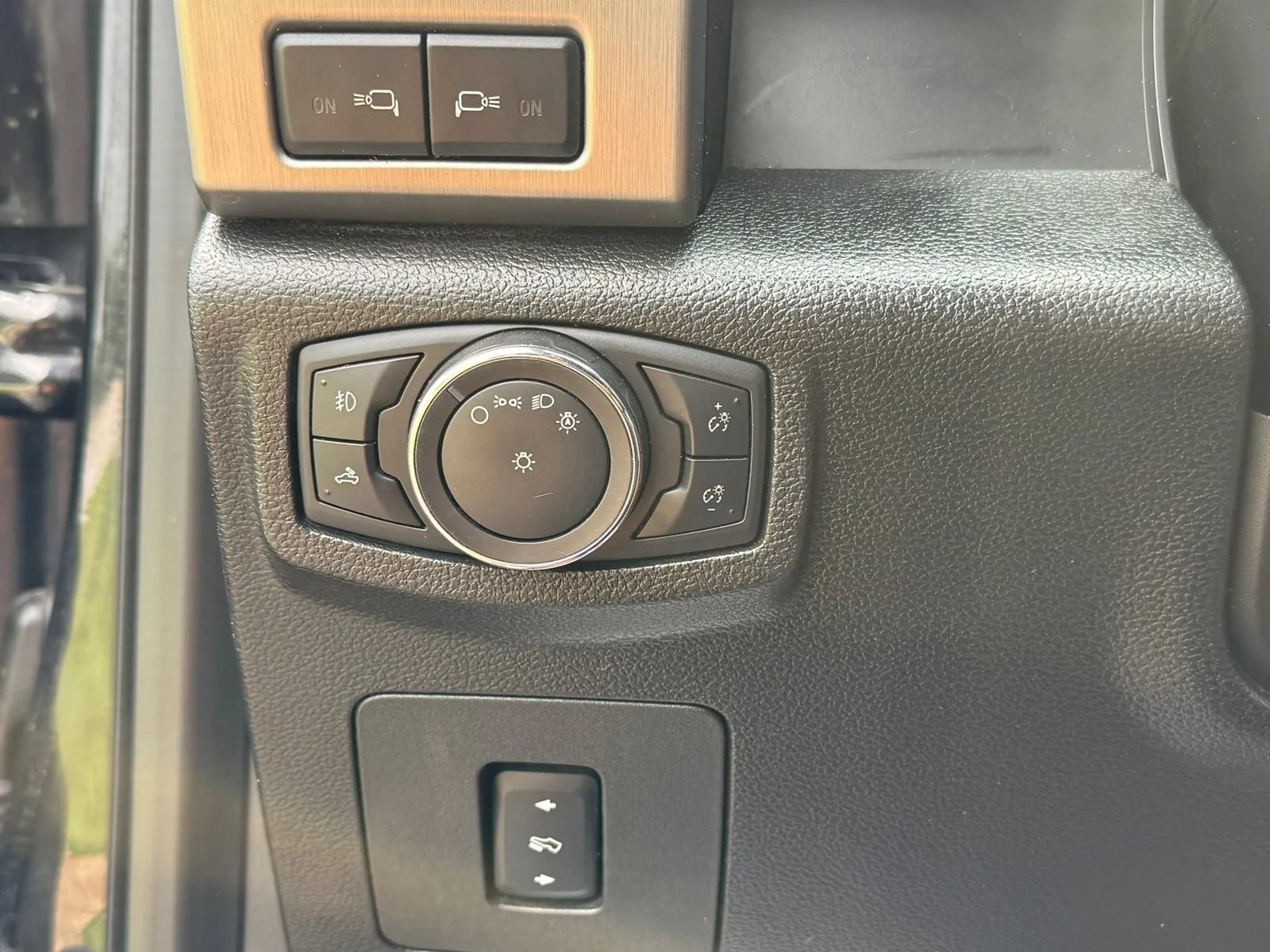 Used 2015 Ford F150 Platinum w/ Equipment Group 701A Luxury AWD/4WD image 10