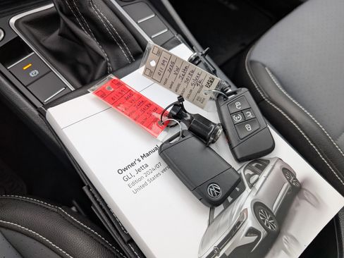Used 2025 Volkswagen Jetta SE w/ Sunroof Package image 35