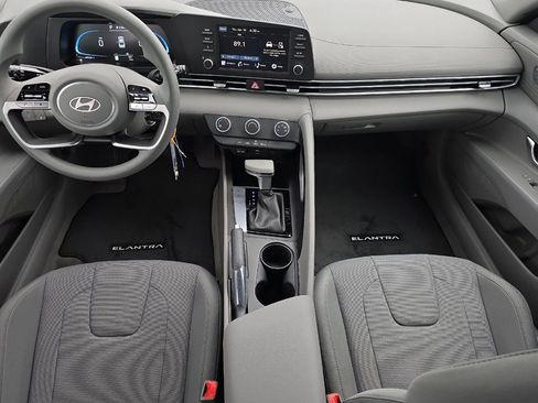 Used 2025 Hyundai Elantra SE image 12