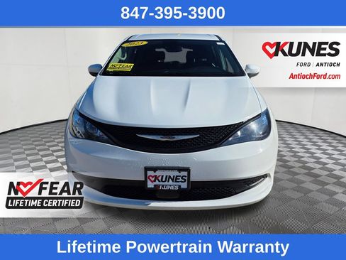 Used 2023 Chrysler Voyager LX FWD image 2