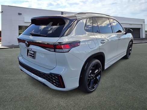 New 2026 Volkswagen Tiguan SE R-Line image 3