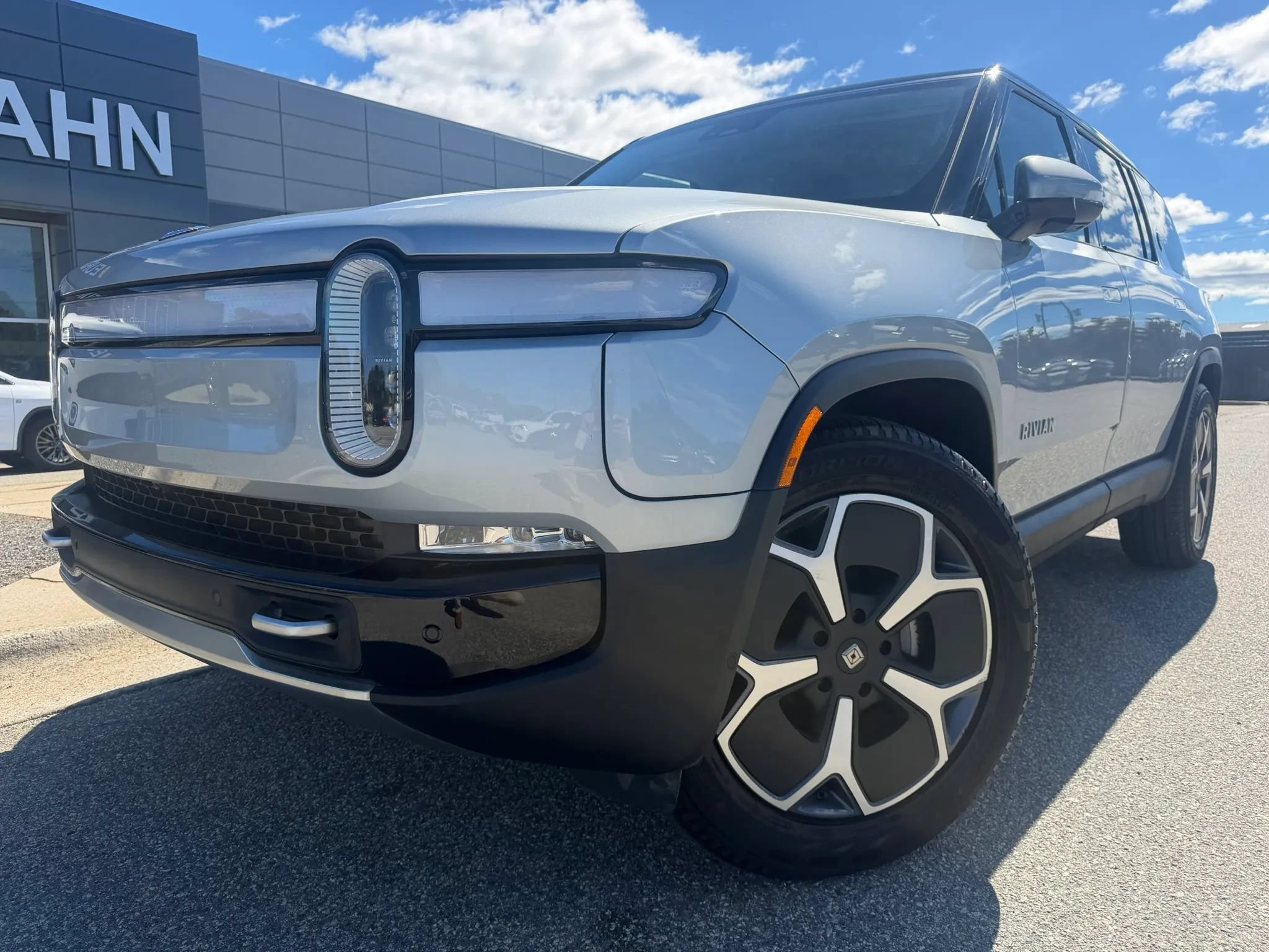 Used 2024 Rivian R1S Adventure Dual AWD/4WD image 1