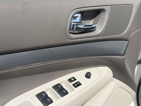 Used 2015 INFINITI Q40 w/ Moonroof Package RWD image 17