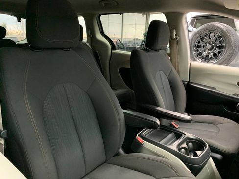 Used 2018 Chrysler Pacifica Touring Plus image 21
