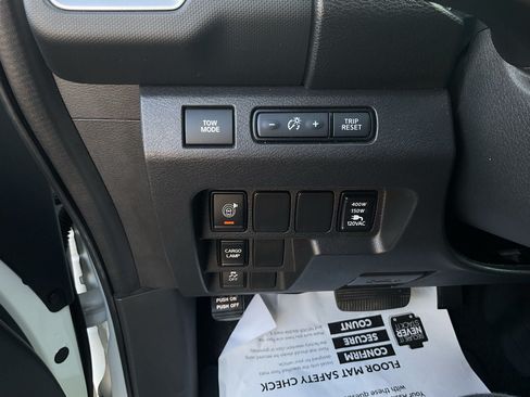 Used 2024 Nissan Frontier SV w/ Technology Package RWD image 11
