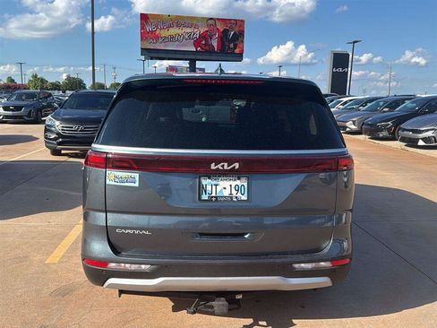 Used 2023 Kia Carnival EX FWD image 10