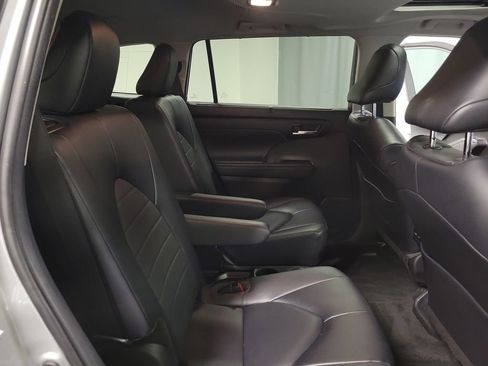 Used 2023 Toyota Highlander XLE AWD/4WD image 30