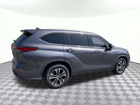 Used 2022 Toyota Highlander XLE FWD image 3