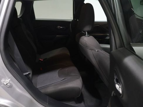 Used 2019 Jeep Cherokee Latitude w/ Popular Appearance Group image 20