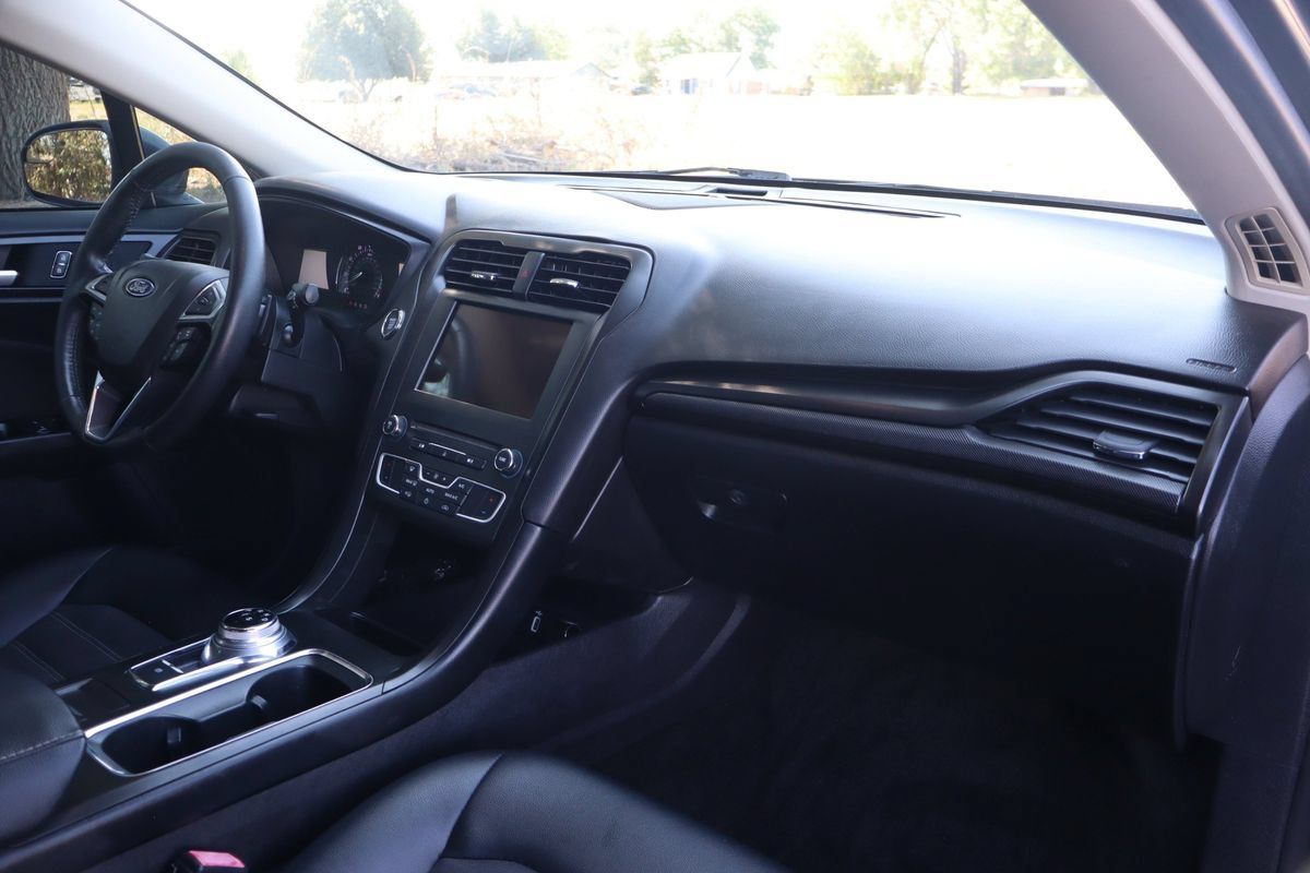 Used 2018 Ford Fusion SE w/ Equipment Group 201A FWD image 17