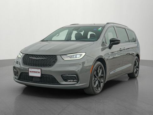 Used 2025 Chrysler Pacifica Limited image 3