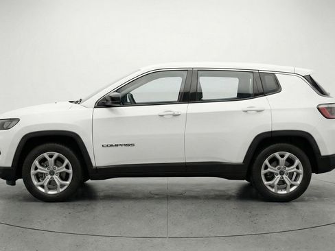 Used 2025 Jeep Compass Latitude AWD/4WD image 5