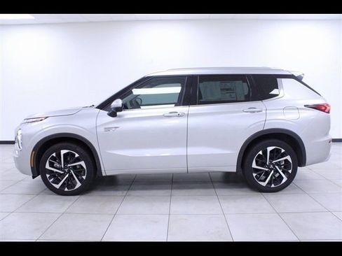 Used 2023 Mitsubishi Outlander SEL image 2