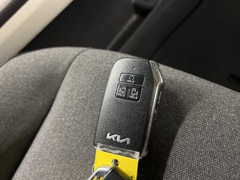 Used 2023 Kia Carnival LX image 36