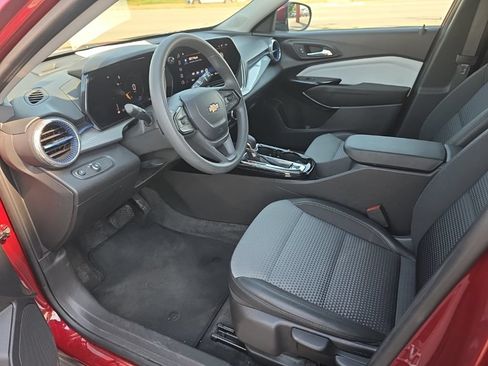Used 2025 Chevrolet Trax LT FWD image 8