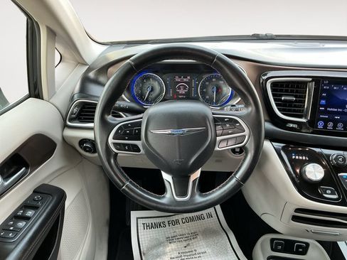Used 2017 Chrysler Pacifica Touring-L FWD image 12