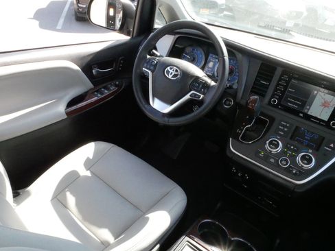 Used 2020 Toyota Sienna Limited Premium AWD/4WD image 9