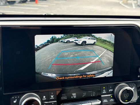 Used 2024 Toyota Highlander XLE AWD/4WD image 15