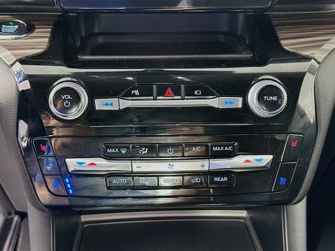 Used 2021 Ford Explorer Limited w/ Equipment Group 301A AWD/4WD image 15