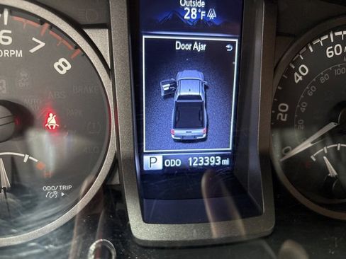 Certified 2017 Toyota Tacoma TRD Off-Road w/ Tow Package image 17