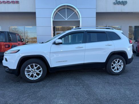 Certified 2017 Jeep Cherokee Latitude w/ Comfort/Convenience Group image 2