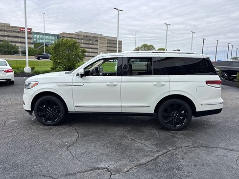 Used 2023 Lincoln Navigator Reserve AWD/4WD image 4