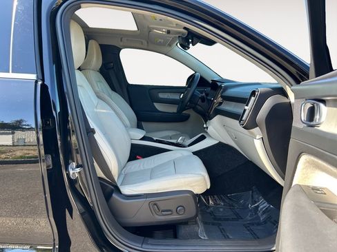 Used 2023 Volvo XC40 B5 Plus image 11