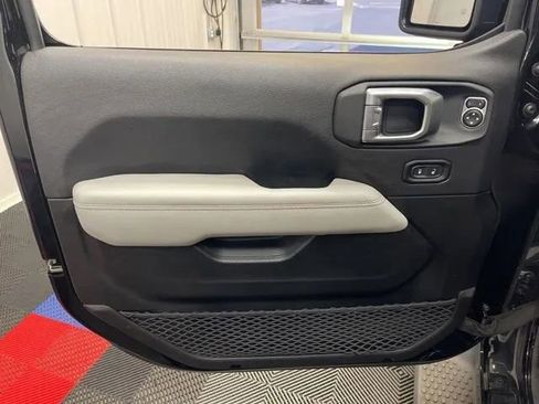 Used 2022 Jeep Wrangler Unlimited Sahara image 8