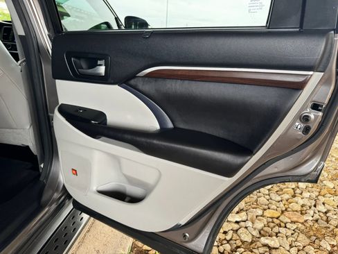 Used 2016 Toyota Highlander Limited image 24