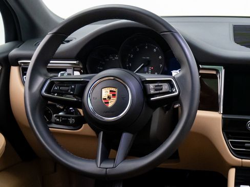 Certified 2025 Porsche Macan image 12