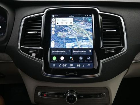 Used 2023 Volvo XC90 B6 Plus w/ Protection Package Premier AWD/4WD image 11