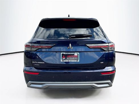 Used 2025 Mitsubishi Outlander SE image 6