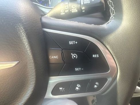 Used 2022 Chrysler Pacifica Touring-L FWD image 15