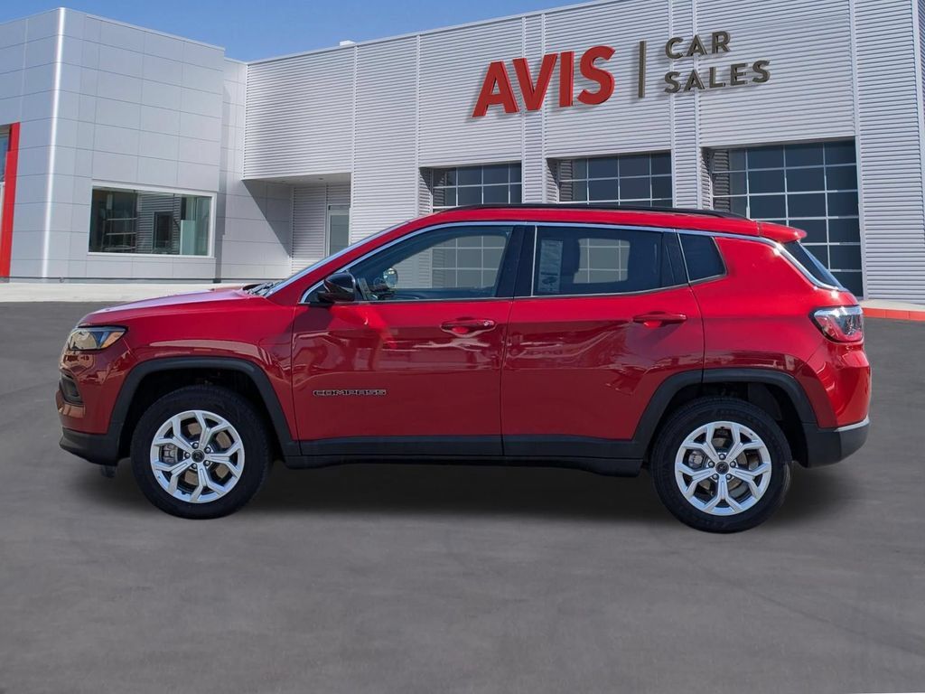 Used 2025 Jeep Compass Latitude w/ Sun & Sound Group AWD/4WD image 10