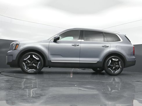 Used 2025 Kia Telluride S FWD image 37