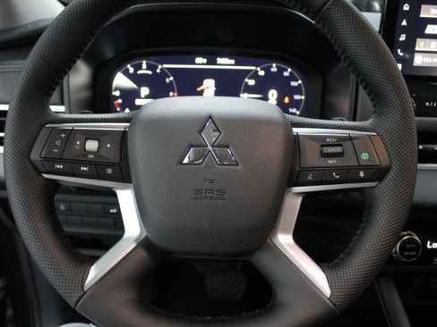 New 2026 Mitsubishi Outlander SE image 8