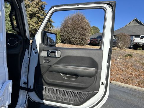 Used 2025 Jeep Gladiator Sport w/ Premium Package image 58