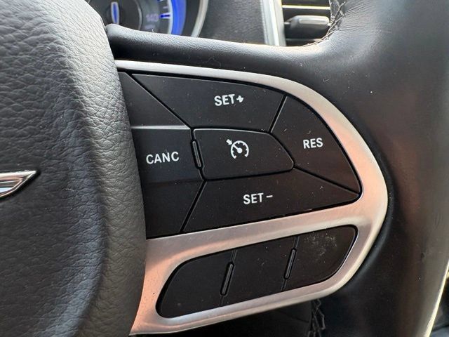 Used 2018 Chrysler 300 Limited AWD/4WD image 34