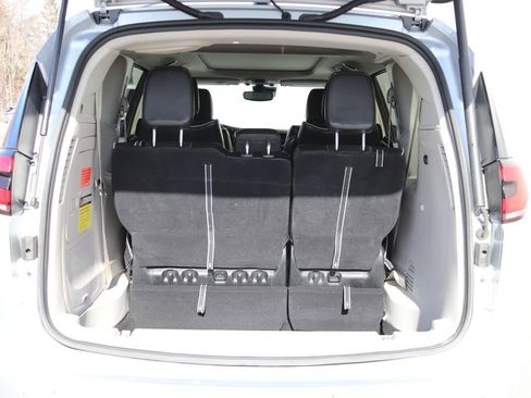 Used 2023 Chrysler Pacifica Limited image 37