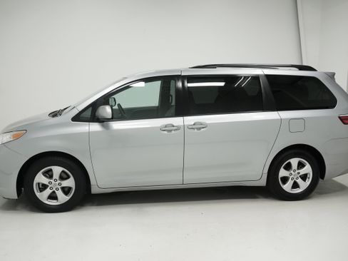 Used 2015 Toyota Sienna LE FWD image 6