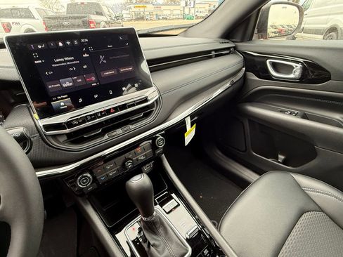 New 2026 Jeep Compass Latitude image 25