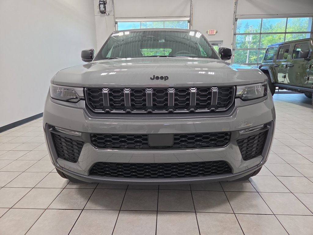 New 2027 Jeep Grand Cherokee Limited AWD/4WD image 2