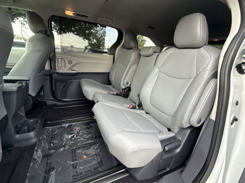Used 2023 Toyota Sienna XLE FWD image 25