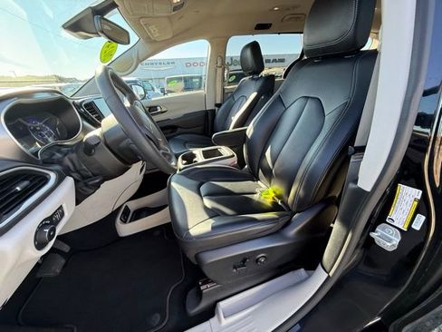 Certified 2024 Chrysler Pacifica Touring-L FWD image 9